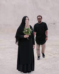 Banyak umat muslim yang memilih konsep seperti sholat dan juga mengaji untuk konsep pre weddingnya. Tetap Menarik Dan Sopan Ini Konsep Foto Prewedding Islami Wedding Market