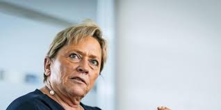 Die stuttgarter regierungskollegen susanne eisenmann und winfried kretschmann versuchen, sich zu streiten. Interview Mit Susanne Eisenmann Ministerin Fordert Wir Brauchen In Deutschland Ein Zentrales Abitur