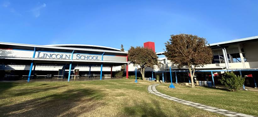 Premier bilingual school environments across top residential hubs, generada por IA