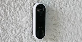 This device uses the existing doorbell wiring in the house for its power supply, and since it is optimized for front door use, you will get a notification to your phone whenever a motion is detected. Arlo Video Doorbell Im Test Videoanrufe Von Der Haustur Update Version Mit Akku Jetzt Verfugbar Housecontrollers