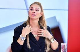 She is 48 years old and is a sagittarius. Anamaria Prodan IÈ™i LanseazÄƒ Cartea AutobiograficÄƒ Da Sunt Cea Mai BunÄƒ Reghecampf Bratu È™i Coman PrezenÈ›i La Eveniment PreÈ› Piperat Pentru Cele DouÄƒ Volume