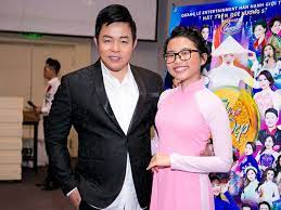 Tới ngày 10/10/2013, giọng ca nhí chính thức đầu quân về công ty của quang lê, nhận nam ca sĩ làm ba nuôi. Cuá»™c Sá»'ng Cá»§a PhÆ°Æ¡ng Má»¹ Chi Sau 6 NÄƒm Lam Con Nuoi Quang Le VÄƒn Hoa Thanh Nien