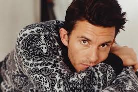 Kenapa Jonathan Bailey Kata Buat 'Kisah Cinta Gay yang Meluas' Fellow  Travelers Adalah 'Tak Perlu Fikir Panjang' Lepas Bridgerton"