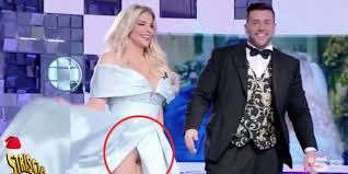 Francesca Cipriani alza il vestito e si vede tutto: scandalo in diretta tv