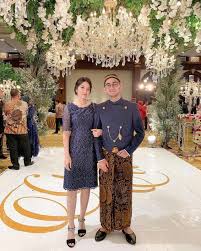 Tampil dengan gaun putih, nadine chandrawinata ini tampil serasi dengan keempat sahabatnya. 14 Ide Gaun Bridesmaid Dari Kain Tile Akar Yang Sedang Tren Kompak Hitsnya Sama Manten