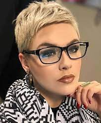 what are the best short hairstyles to wear with glasses hair adviser coole kurzhaarfrisuren haarschnitt kurze haare haare frisieren
