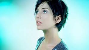 Best party dresses to shop in the uk right now. Natalie Imbruglia I Love Her Hair Here Short Hair Styles Natalie Imbruglia Hair Styles