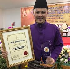 May 30, 2021 · he was appointed perak mufti in 1985 and received the tokoh maal hijrah 2008 award, as well as an honorary degree of doctor of islamic education in 2010. Adam Corrie Tokoh Maal Hijrah Peringkat Selangor Mynewshub
