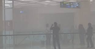 Para petugas kebakaran saat ini masih berusaha . Saat Kebakaran Tunjungan Plaza Mayat Pria Ditemukan Tergeletak Bagian 1