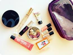 Kertas minyak adalah juga menjadi benda wajib yang ada di tas makeup, terlebih untuk anda yang bermasalah dengan kulit berminyak dan kombinasi. 10 Barang Barang Ini Wajib Ada Di Tas Kamu Ladies Tokopedia Blog