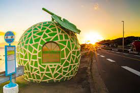 諫早のフルーツバス停 メロンが焼ける瞬間を見ることができました こんお洒落な空間で頭の中は ベリーメロンの曲が流れてた 連れて行って下さった nk1226 さん ありがとうございます location nagasaki フルーツバス停 メロン バス停 こん 諫早