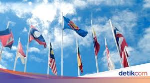 Bendera merah putih berkibar di atas puncak gunung agung. Gambar Bendera Malaysia Berkibar