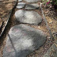 This meant the patio space would cover about a 10′ x 10′ area. Diy Concrete Stepping Stones That Look Natural Artsy Pretty Plants