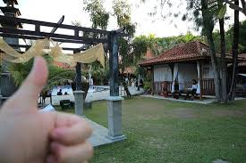 Taman Yang Luas Di Sekitar Kolam Renang Bilde Av Singgasana Hotel Surabaya I Tripadvisor