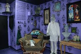 If you love farmhouse home decor than you are going to go crazy over these 31 haunted farmhouse halloween decorating ideas! Prop Showcase Haunted Mansion Room Halloween Forum