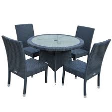 Vintage look for an outdoor dining area situated on a small patio with brick floor. Schwarzer Runder Esstisch Und Stuhle Esszimmerstuhle Round Dining Table Sets Small Dining Table Circle Dining Table Set