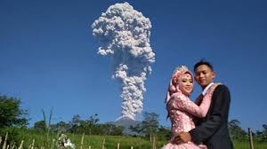 Bangunan tersebut diberi nama rumah adat panjalin berbahan dasar kayu jati. Pasangan Ini Tak Sengaja Foto Prewedding Saat Merapi Erupsi Potret Keduanya Buat Warganet Takjub Halaman All Tribun Jabar