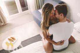Malam pertama tidak selalu menyenangkan. Baru Menikah Ini 3 Tips Agar Foreplay Malam Pertama Tidak Canggung Orami