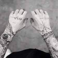 45 Erstaunliche Moglichkeiten Sich Diesen Sommer Tatowieren Zu Lassen 45 Erstaunliche Moglichkeiten Si Hand Tattoos For Guys Mens Hand Tattoo Hand Tattoo Ideas