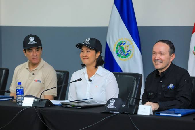Defendamos El Salvador: KEIKO FUJIMORI VISITA EL CECOT PARA CONOCER EL MODELO DE SEGURIDAD DE EL SALVADOR 🇸🇻🇵🇪 La presidenta de Perú, Keiko Fujimori, llegó al Centro de Confinamiento del Terrorismo