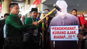 He stepped up the game by encouraging those who attended the assembly to bash the cutouts… with sledgehammers. Jamal Remanded Two Days Over Alleged Threats Against Zaid The Mole