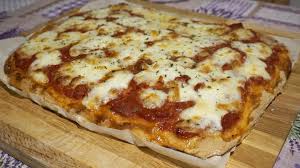 Tutti i sabati come vuole la tradizione noi italiani ci concediamo una buonissima pizza. Pizza Fatta In Casa Buona Veloce E Senza Impasto Cataldi Com
