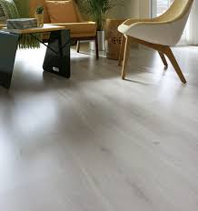 Bu yazımızda sizlere laminat parke çeşit ve renklerini göstermeye çalışacağız fakat öncesinde kafa karışıklıklarını gidermek için parke çeşitlerine değinelim. En Cok Tercih Edilen Parke Renkleri Marmaraparke
