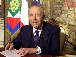 Carlo azeglio ciampi è un economista e politico italiano. Da Rodari A Fellini Da Iotti A Ciampi Nel 1920 Sono Nati Grandi Personaggi E Nel 2020 Guarda Corriere It