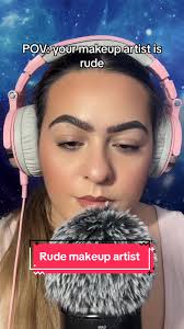 Arrogante Make Up Artistin Schminkt Dich