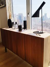 Ikea Stockholm Sideboard Walnut Credenza Stile Anni 50 Venatura Noce Di Ikea Per Un Soggiorno Stile Midcentury Modern A Un Prezz Salas Apartamento Inspiracao