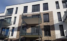 Jede wohnung verfügt über einen eigenen, privaten außenbereich, sei es balkon, terrasse oder dachterrasse sowie eine glasfaseranbindung. Https Xn Hgelhelden 9db De Das Leben Haelt Einzug Im Steinzeugpark Bretten