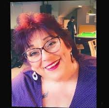 Can anyone remove the pole from the photo?