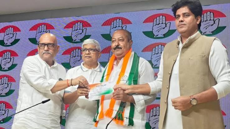 यूपी में ओवैसी की पार्टी को झटका! कांग्रेस में शामिल हुए AIMIM के सीनियर नेता आसिम वकार - India TV Hindi