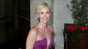 And charlize theron looked like she was having the time of her life while offering a rare look at her family in a fun vacation video. Charlize Theron Schauspielerin Zeigt Erstmals Ihre Tochter Stern De