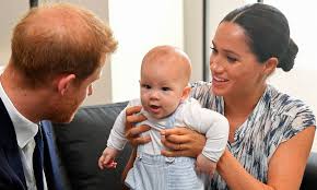 El príncipe harry y su esposa, meghan markle, participaron de un evento y rindieron un emotivo homenaje a lady dila nacion. Archie Como Papa En El Christmas De Meghan Markle Y El Principe Harry