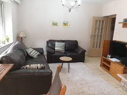 Ruang tamu selain sebagai tempat menjamu tamu juga beberapa rumah gunakan sebagai ruang keluarga, atau bagi rumah dengan ukuran sangat mungil juga berfungsis ebagai ruang makan. Flora City Center Apartmeny Tirana Albania Harga Dari 34 Ulasan Planet Of Hotels