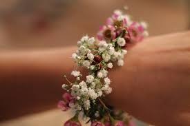 So mussten während dem lockdown die hochzeiten gefeiert werde und so haben wir auch die dekos den umständen entsprechend angepasst. Bildergebnis Fur Brautjungfer Blumen Armband Blumenstrauss Hochzeit Blumen Brautjungfern Blumenschmuck Hochzeit