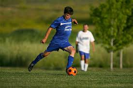 Berikut ini adalah ketentuan untuk menggunakan bola sesuai dengan standar yang berlaku : 10 Teknik Dasar Sepak Bola Dengan Penjelasan Lengkap Tahun 2021