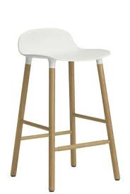 tabouret de bar form normann copenhagen blanc bois naturel made in design tabouret haut mobilier de salon et chaise de bar design
