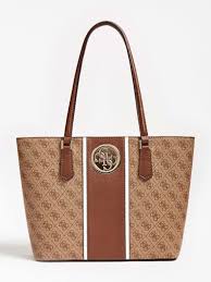 Il est très pratique puisqu'il se porte en bandoulière pour vous offrir une liberté de mouvements incomparable et qu'il propose de nombreux espaces de. Soldes Guess Jusqu A 50 Sur La Collection De Sacs