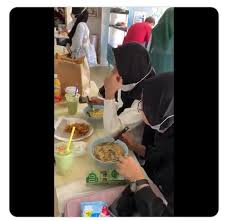 Pertama kali jalan ke singapura, saya makanan di singapura relatif murah dibandingkan dengan makanan di ostrali, nz dan eropa, pilihannya pun kita bisa memilih mau makan di mana sesuai anggaran (budget) dan jenis makanan yang kita sukai. Viral Wanita Singapura Marahi Tki Yang Makan Siang Saat Ramadhan Ini Ceritanya