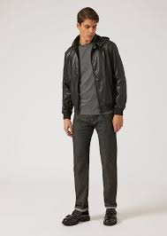 Le caractère résolu d'armani jeans revit au travers de chaque pièce : Blouson En Simili Cuir A Capuche Homme Emporio Armani