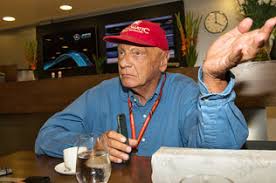 Niki lauda'nın 1975 ile 1977'de ferrari ve 1984'te mclaren ile olmak üzere üç formula 1 dünya şampiyonluğu bulunuyor. Ciao Niki Oamtc Auto Touring