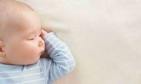 Größere kinder, die keinen schlafsack mehr wollen, sollten einen schlafanzug tragen, damit sie auch dann, wenn sie sich aufdecken, nicht zu kalt werden. Schlaf Baby Schlaf Optimale Schlafbedingungen Fur Babys So Gesund