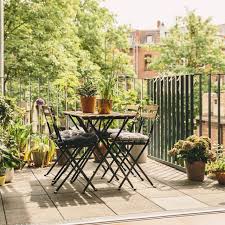 Spruce up your back garden on a budget with these budget garden ideas and upcycling projects that cost pennies. How To Plant A Balcony Garden Experts Share Their Balcony Garden Idea