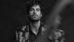 L'acteur se lance dans la musique en dévoilant ses talents de chanteur folk/rock. Tom Leeb Le Fils De L Humoriste Michel Leeb Va Representer La France A L Eurovision 2020