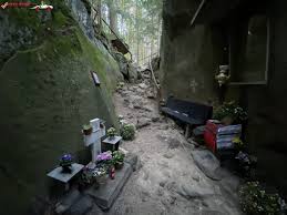 Rugaciunile si credinta sa era unice, fiind cunoscute de catre locuitorii din zona pesterii de la sihla. Pestera Sf Teodora Trecator Prin Lume