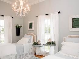 Tour joanna gaines bedroom and get ideas for your own house by shopping everything you need to copy her modern farmhouse style with furniture, bedding, and decor. Getting The Fixer Upper Look For Less Easy Sources For Farmhouse Decor 11 Magnolia Lane