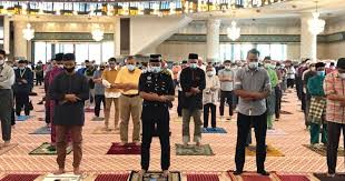 Jadi, shalat berjamaah memiliki kemaslahatan yang sangat agung. Solat Jumaat Solat Jemaah Di Masjid Seluruh Wilayah Persekutuan Kini Dibenarkan Remaja