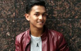 Ada yang memang bunyinya sama tapi tak kurang juga yang macam lari dengan nama sebenar juga. Peminat Pengsan Pandang Aiman Tino